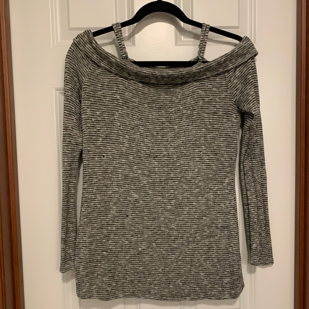 Art Class Gray Cold Shoulder Long Sleeve Top